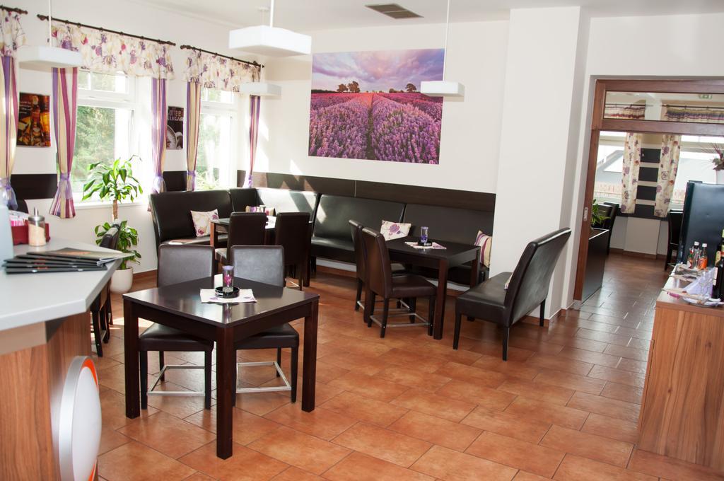 Restaurace A Penzion Zdena Bouda Hradec Kralove Exterior photo