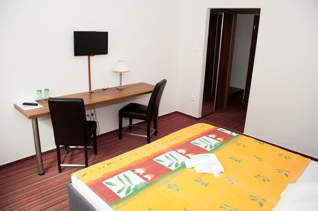 Restaurace A Penzion Zdena Bouda Hradec Kralove Room photo